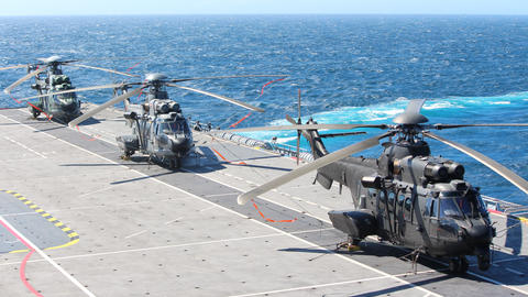 H225M das forças armadas brasileiras em embarcação