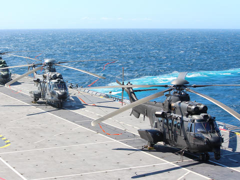 H225M das forças armadas brasileiras em embarcação