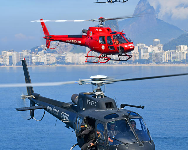 Três aeronaves H125 da polícia sobrevoando o Rio de Janeiro Três aeronaves H125 da polícia sobrevoando o Rio de Janeiro