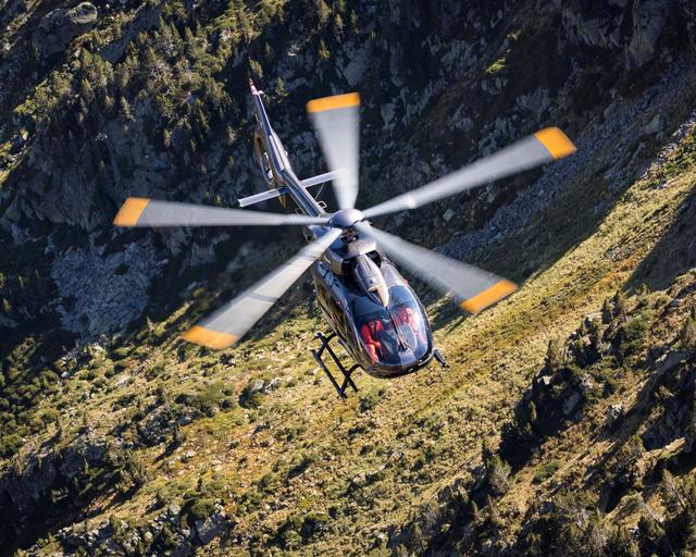 H145 voando entre montanhas H145 voando entre montanhas