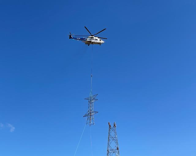 H225 em transporte de torre de energia H225 em transporte de torre de energia