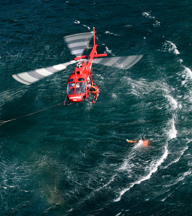 H125 dos bombeiros do RJ em operação de resgate no mar