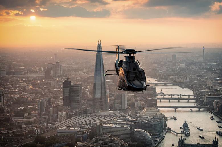 ACH160 sobrevoando uma cidade 