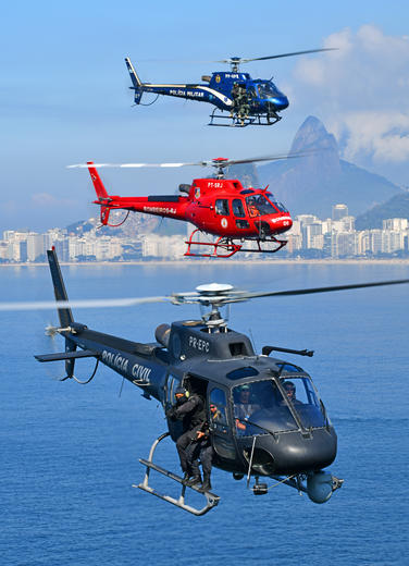 Três aeronaves H125 da polícia sobrevoando o Rio de Janeiro