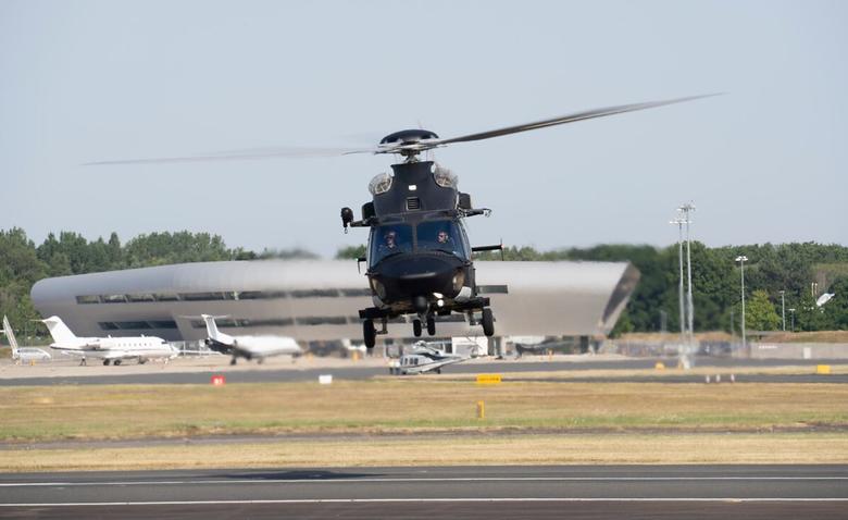 H175M em voo de demonstração em aeroporto