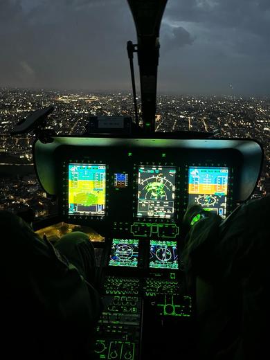 Painel H135 com sistema aviônico Helionix