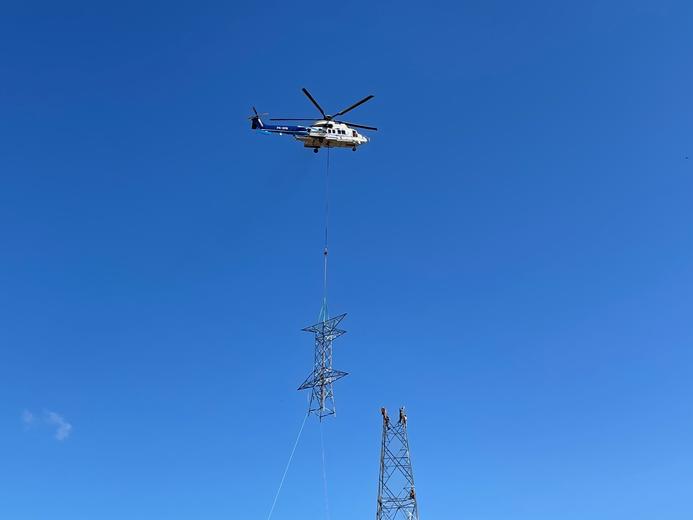 H225 em transporte de torre de energia